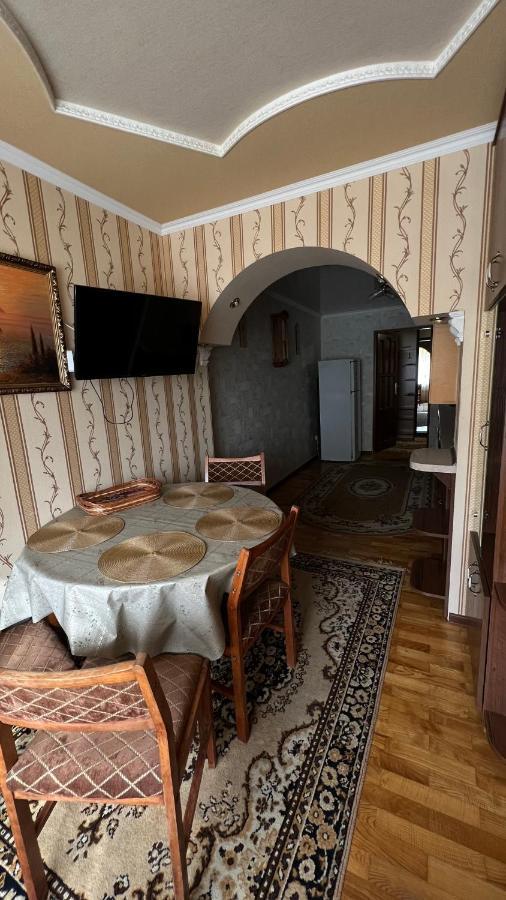 Просторі Та Комфортні Апартаменти «Д.І.М.» Kamjanets-Podilsky Buitenkant foto